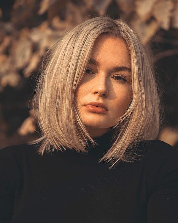 Blonde collarbone-length lob in warm light
